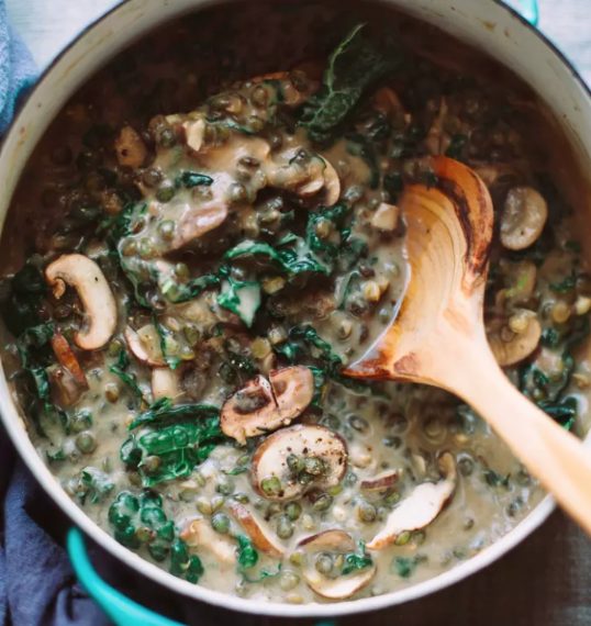 Fonte: http://thefirstmess.com/2016/01/13/creamy-french-lentils-with-mushrooms-and-kale-recipe/
