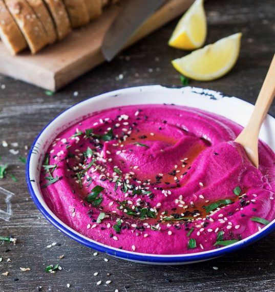 Un piatto leggero e squisito con barbabietola, ceci e succo di limone. Fonte: https://www.lazycatkitchen.com/vegan-beet-hummus/
