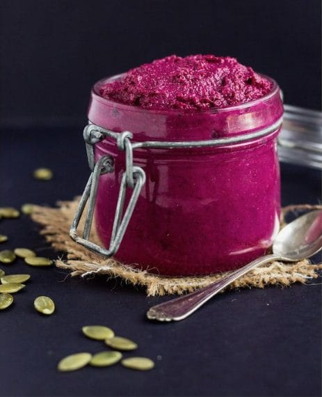 Un sugo delizioso con zucca, pecorino e barbabietola. Fonte: https://nutritionistmeetschef.com/beetroot-pumpkin-seed-pesto/