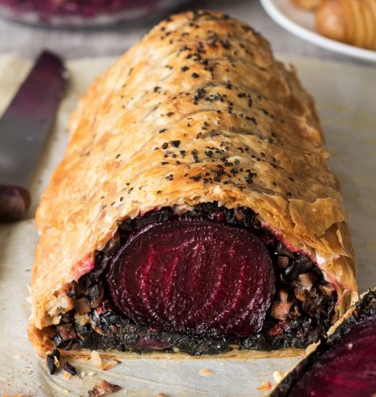 Barbabietola in crosta buonissima. Fonte: https://www.lazycatkitchen.com/beet-wellington-balsamic-reduction/