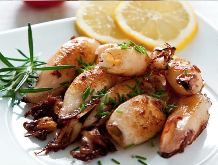 Calamari alla griglia insaporiti con vino bianco e prezzemolo. Fonte: http://grilllovers.org/grilled-calamari-la-grill-lovers-recipe/