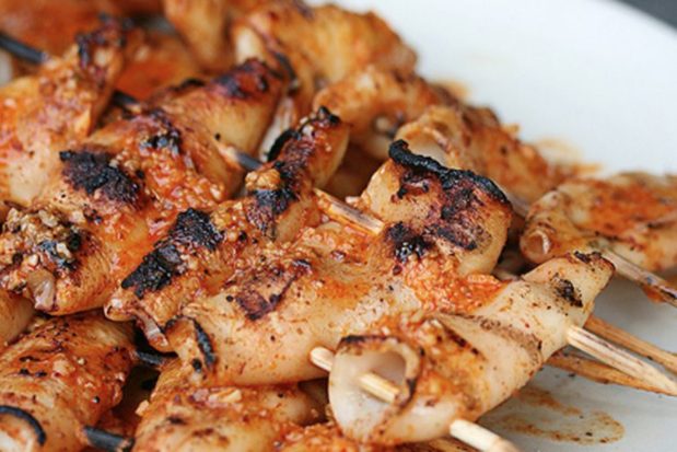 Calamari marinati, grigliati e presentati in maniera alternativa. Fonte: https://food52.com/recipes/11610-spicy-grilled-calamari