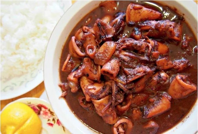 Una zuppa strepitosa con pomodoro, calamari e chili. Fonte: https://www.womanscribbles.net/sweet-and-spicy-squid/