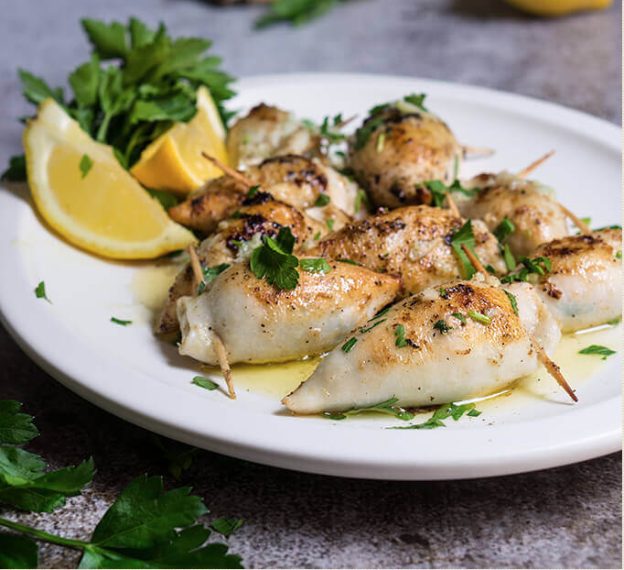 Ripieno di salsa al limone con formaggio grattugiato, aglio e maionese. Fonte: http://www.viktoriastable.com/stuffed-calamari-in-lemon-butter-sauce/