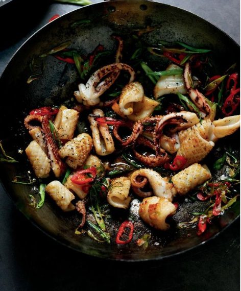 Calamari con peperoncino, cipolla e olio. Fonte: https://thehappyfoodie.co.uk/recipes/stir-fried-salt-and-pepper-squid-with-red-chilli-and-spring-onion