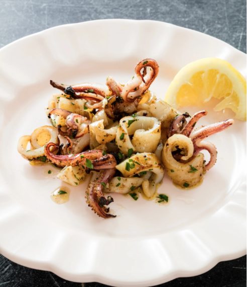 Piatto semplice e leggero con calamari insaporiti con olio e vino bianco. Fonte: https://www.popsugar.com/food/Easy-Grilled-Calamari-Recipe-42935681