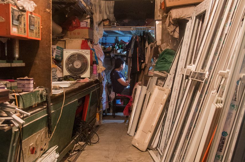 Le città cinesi sono in continuo progresso. Ma in alcuni quartieri di Pechino si vive ancora come vari anni fa. Le persone si conoscono tra di loro e hanno situazioni economiche disagiate. Per risparmiare uniscono "fisicamente" lavoro e vita nel senso che vivono nello stesso spazio in cui lavorano. Fonte: https://alina-fedorenko.com/