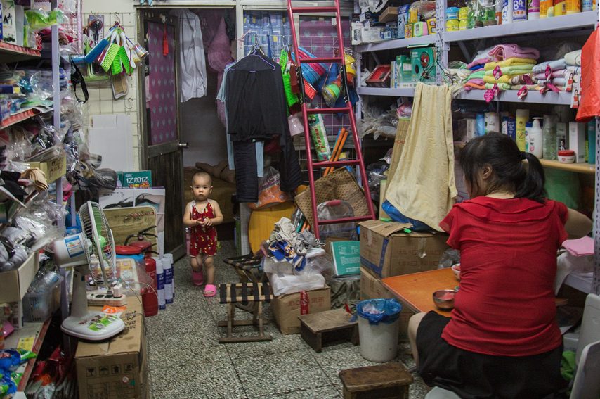 Le città cinesi sono in continuo progresso. Ma in alcuni quartieri di Pechino si vive ancora come vari anni fa. Le persone si conoscono tra di loro e hanno situazioni economiche disagiate. Per risparmiare uniscono "fisicamente" lavoro e vita nel senso che vivono nello stesso spazio in cui lavorano. Fonte: https://alina-fedorenko.com/