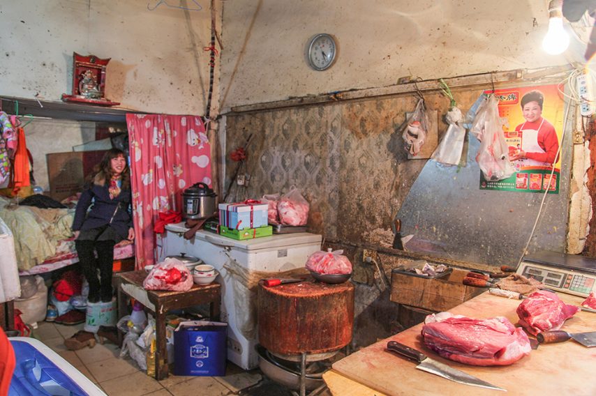 Le città cinesi sono in continuo progresso. Ma in alcuni quartieri di Pechino si vive ancora come vari anni fa. Le persone si conoscono tra di loro e hanno situazioni economiche disagiate. Per risparmiare uniscono "fisicamente" lavoro e vita nel senso che vivono nello stesso spazio in cui lavorano. Fonte: https://alina-fedorenko.com/