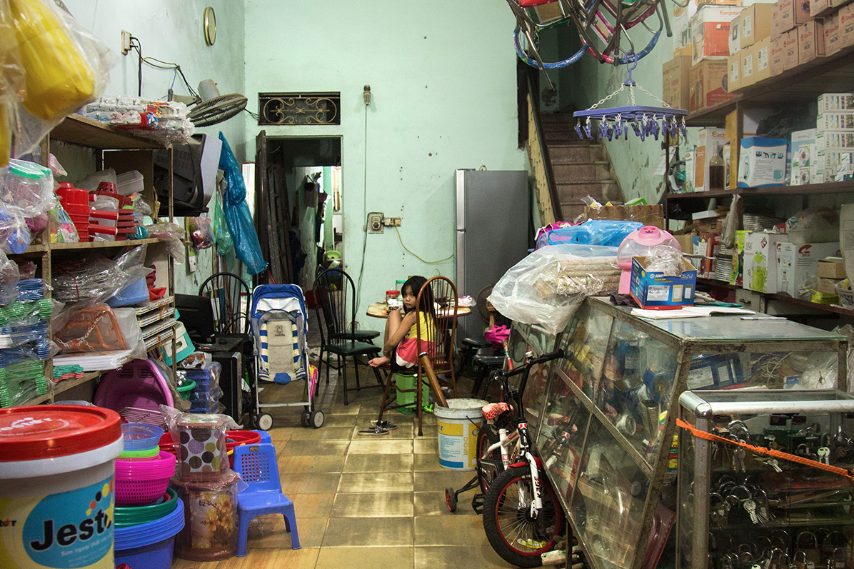 Le città cinesi sono in continuo progresso. Ma in alcuni quartieri di Pechino si vive ancora come vari anni fa. Le persone si conoscono tra di loro e hanno situazioni economiche disagiate. Per risparmiare uniscono "fisicamente" lavoro e vita nel senso che vivono nello stesso spazio in cui lavorano. Fonte: https://alina-fedorenko.com/