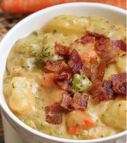 Una deliziosa pietanza calda con broccoli, patate e bacon. Fonte: https://lilluna.com/loaded-broccoli-cheese-and-potato-soup/