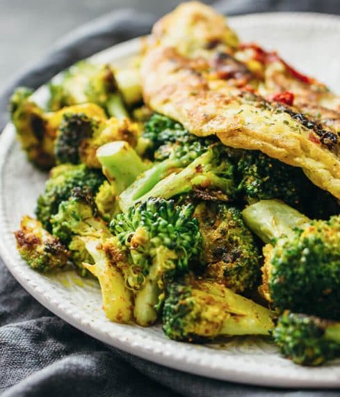 Una buonissima omelette con broccoli e pomodori secchi. Fonte: http://www.savorytooth.com/curried-omelette-broccoli-sun-dried-tomatoes/