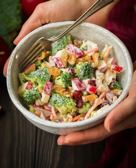 Una fresca insalata con broccoli, mele, noci e carote. Fonte: https://www.cookingclassy.com/broccoli-apple-salad/