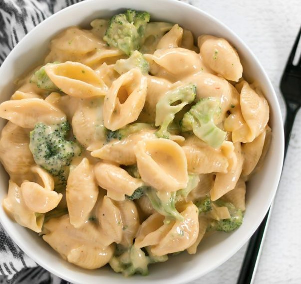 I grandi classici non possono mai mancare a tavola. Fonte: https://www.budgetbytes.com/2011/02/broccoli-shells-n-cheese/?utm_content=buffer8ef3f&utm_medium=social&utm_source=pinterest.com&utm_campaign=budgetbytesbuffer