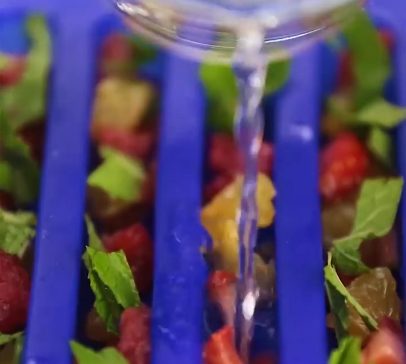 Versate dell'acqua lungo gli spazi. Fonte: https://www.youtube.com/watch?v=E-WNS7JQjXA&t=224s