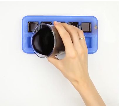 Versate il vino nel contenitore del ghiaccio. Fonte: https://www.youtube.com/watch?v=E-WNS7JQjXA&t=224s