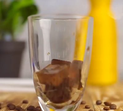 Una volta congelato, mettete il caffè a cubetti in un bicchiere. Fonte: https://www.youtube.com/watch?v=E-WNS7JQjXA&t=224s