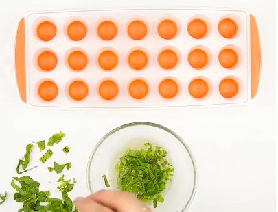 Staccate le foglioline della menta e mettetele nel succo di limone. Fonte: https://www.youtube.com/watch?v=E-WNS7JQjXA&t=224s