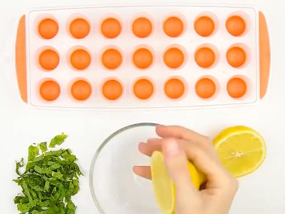 Premete un limone in una ciotola. Fonte: https://www.youtube.com/watch?v=E-WNS7JQjXA&t=224s