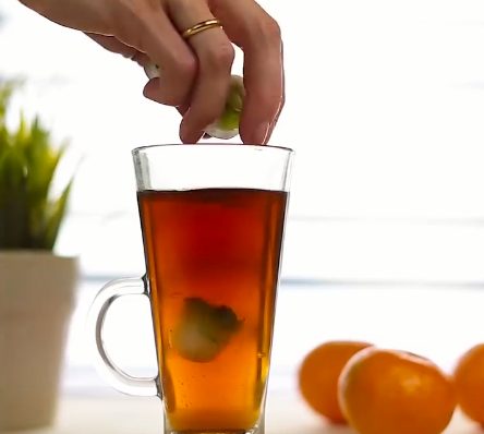 Versate i cubetti nel tè. Fonte: https://www.youtube.com/watch?v=E-WNS7JQjXA&t=224s