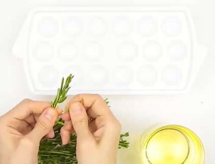 Prendete la spezia che preferite e l'olio di oliva. Fonte: https://www.youtube.com/watch?v=E-WNS7JQjXA&t=224s