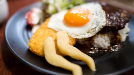 L'arte delle gambe femminili, il bar che mostra le opere e serve piatti a tema