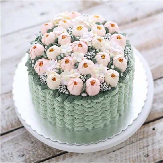 Una fantastica torta decorata in modo da sembrare un cestino di fiori. Fonte: https://www.instagram.com/ivenoven/