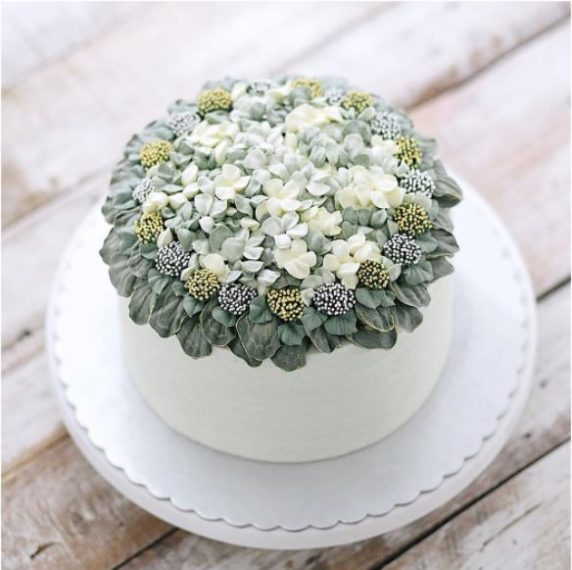Anche un colore spento come il grigio prende vita su questa meravigliosa torta. Fonte: https://www.instagram.com/ivenoven/