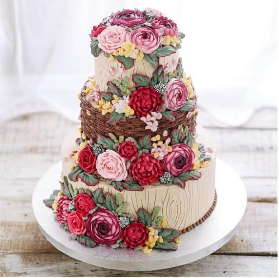 Una torta a tre piani con tantissimi fiori colorati. Fonte: https://www.instagram.com/ivenoven/