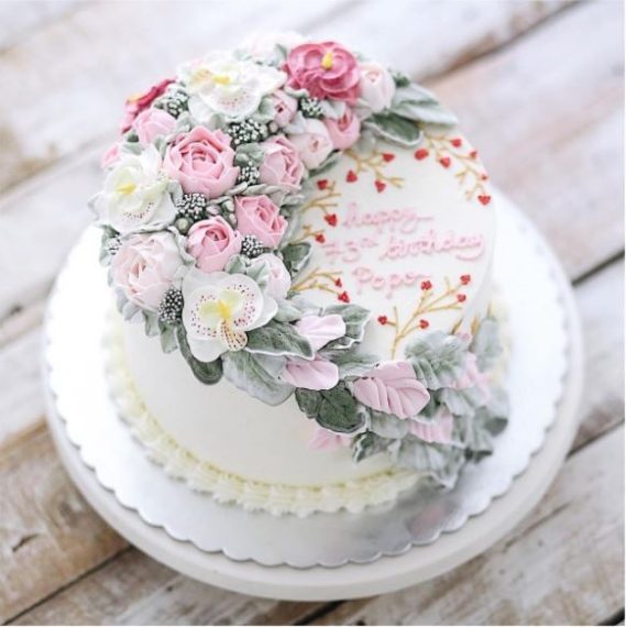 Fiori laterali lasciano spazio anche a una scritta di auguri. Fonte: https://www.instagram.com/ivenoven/