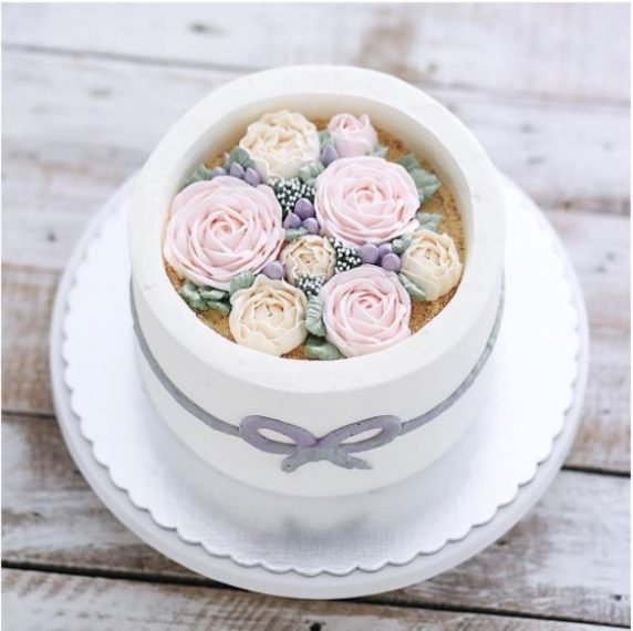 Un'elegante torta che ricorda un cofanetto per gioielli o da trucco. Fonte: https://www.instagram.com/ivenoven/