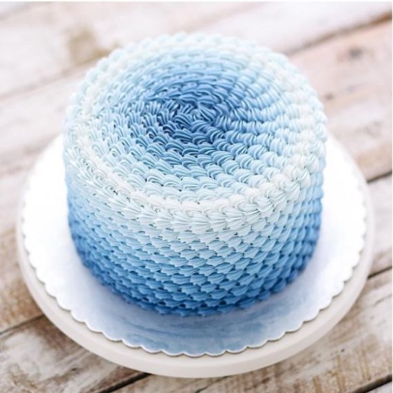 Una semplice decorazione diventa una bellissima torta con sfumature in blu. Fonte: https://www.instagram.com/ivenoven/