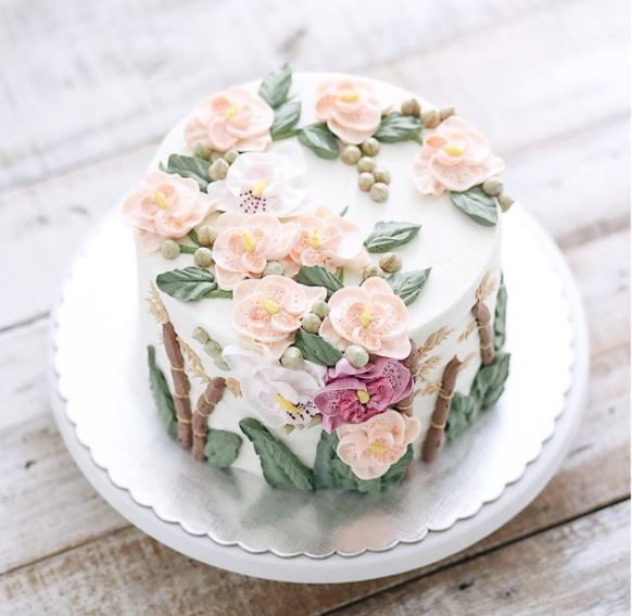 Una delicata decorazione con fiori di pesco. Fonte: https://www.instagram.com/ivenoven/