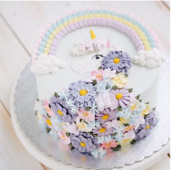 Una bellissima e simpatica torta decorata con un unicorno e fiorellini. Fonte: https://www.instagram.com/ivenoven/