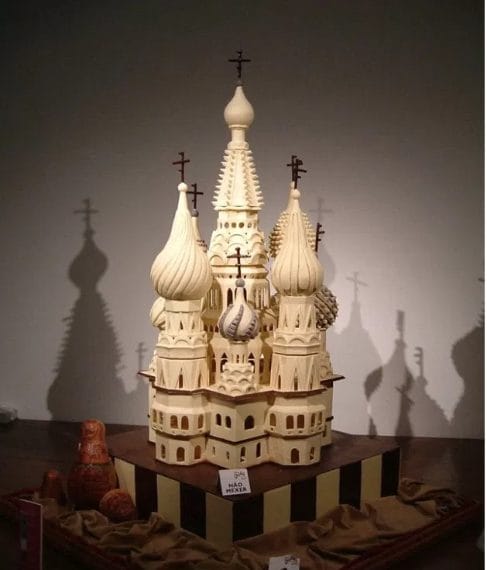 La scultura ricorda la basilica di San Basilio a Mosca. Fonte: http://thatlooksfab.com/yummy-chocolate-sculptures/
