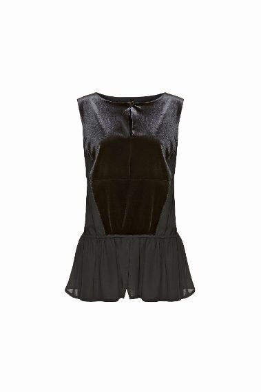 Un top in satin nero perfetto per la notte di ogni santi
