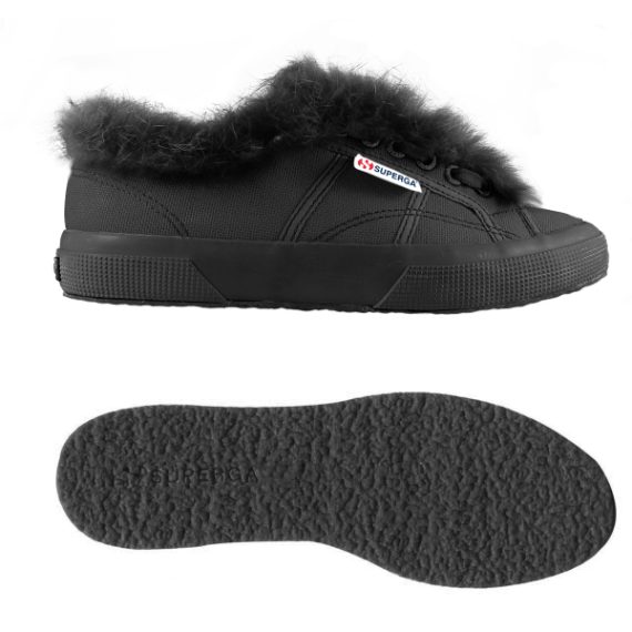 Le sneakers piumate danno un tocco stregato al look