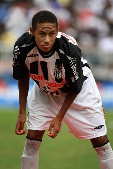 Il giovane Neymar debutta in prima squadra nel 2009 con la maglia del Santos e si presenta con una capigliatura "normale" con capelli corti