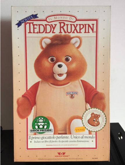 Teddy Ruxpin era un orsacchiotto parlante in cui si poteva inserire un nastro in cassetta per fargli leggere storie e cantare canzoni. Creato da Ken Forsse nel 1985, l'orsacchiotto muoveva gli occhi e la bocca rispondendo agli impulsi dell'audiocassetta. Teddy Ruxpin ottene un tale successo che dal giocattolo fu tratta nella seconda metà degli anni ottanta una serie di cartoni animati, Le avventure di Teddy Ruxpin, incentrati sulle storie raccontate dallo stesso orsacchiotto.