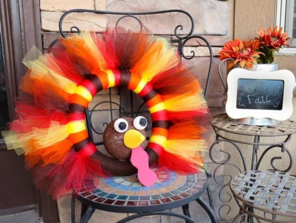 A very simple Thanksgiving decor and your guests will love seeing it. Source: https://busycreatingmemories.com/