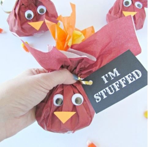 To make this craft you need just napkin, paper, ribbons and candies. Source: http://valeventgal.com/