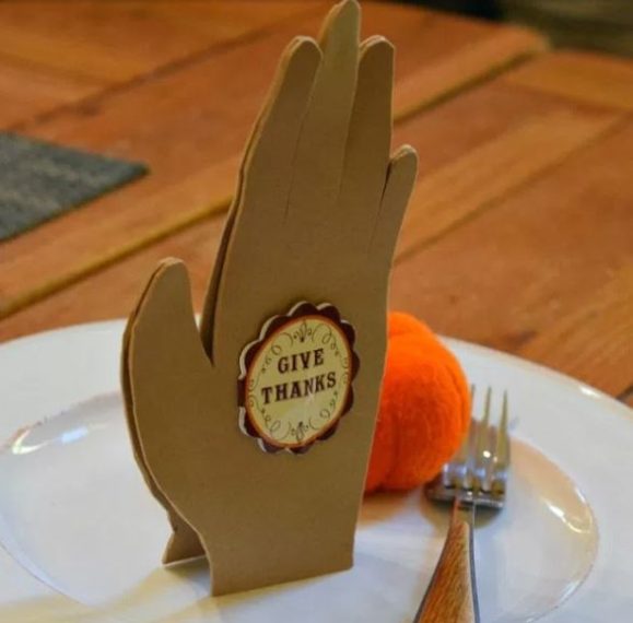 A simple and sweet craft that would just be so adorable on the Thanksgiving table. Source: http://kidfriendlythingstodo.com/