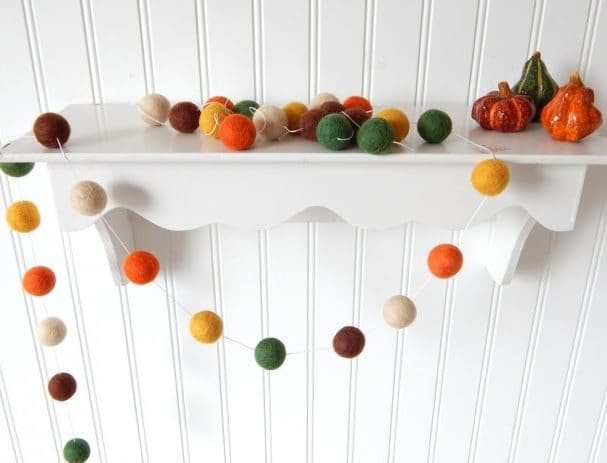 Autumn garland to decorate you home during Thanksgiving. Source: https://www.facebook.com/theblushingfig/