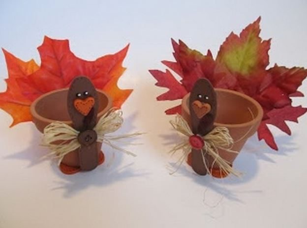 Adorable terracotta turkey jars to decorate the home. Source: http://www.vitamin-ha.com/thanksgiving-diy-ideas-17-pics/