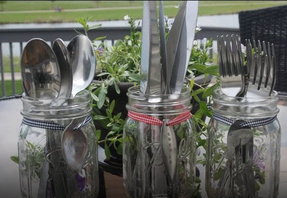 Put forks, knifes and spoons in the jars and use them to make order in your kitchen.