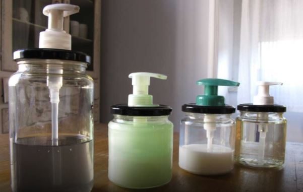 Pour liquid soap in the jars.