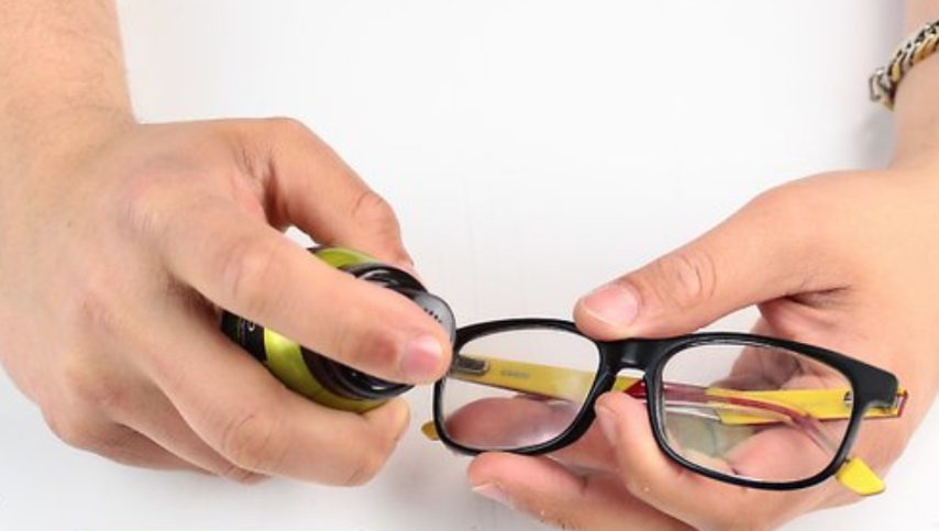 Spruzzate la lacca sugli occhiali, strofinate e poi pulite con la pezzuola apposita. Fonte: https://m.wikihow.com/Main-Page