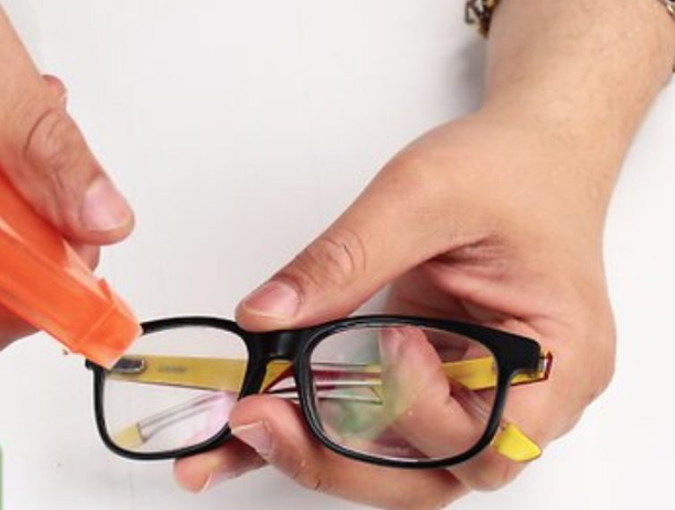 Spruzzate sulle lenti lo spray usato per le faccende domestiche e pulite. Fonte: https://m.wikihow.com/Main-Page