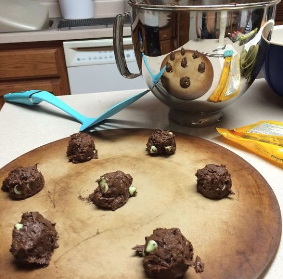 L'incredibile illusione di un biscotto riflesso nel recipiente. https://www.reddit.com/r/mildlyinteresting/comments/5jzwro/making_cookies_and_the_reflection_looks_like_a/
