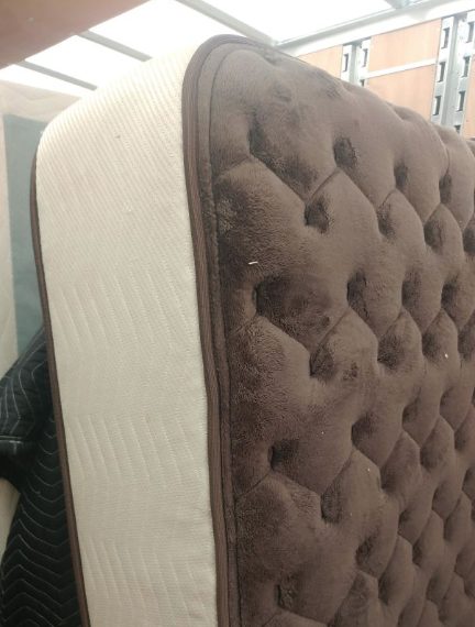 Il materasso assomiglia a un gelato con biscotto al cacao. https://www.reddit.com/r/mildlyinteresting/comments/6j7pnh/this_mattress_looks_like_an_ice_cream_sandwich/